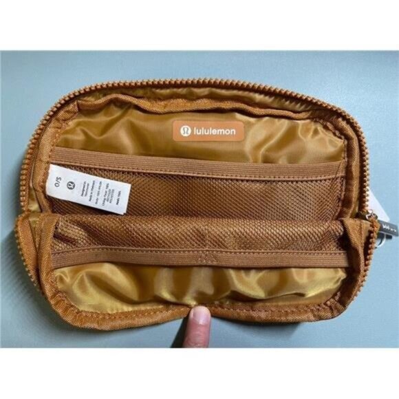 Lululemon everywhere belt bag 1L Burnt Caramel Color & NEW - Picture 5 of 6